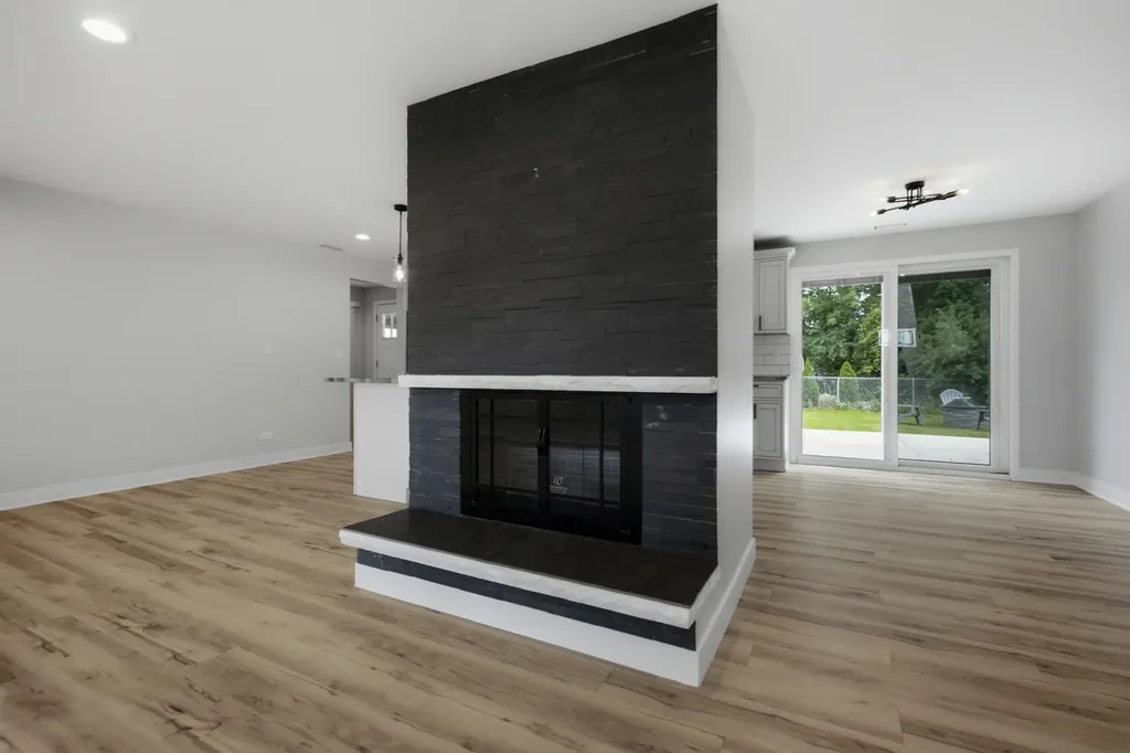 1927 Warwick Lane Schaumburg IL 60193