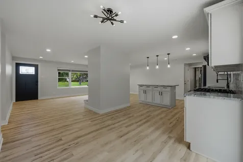 1927 Warwick Lane Schaumburg IL 60193