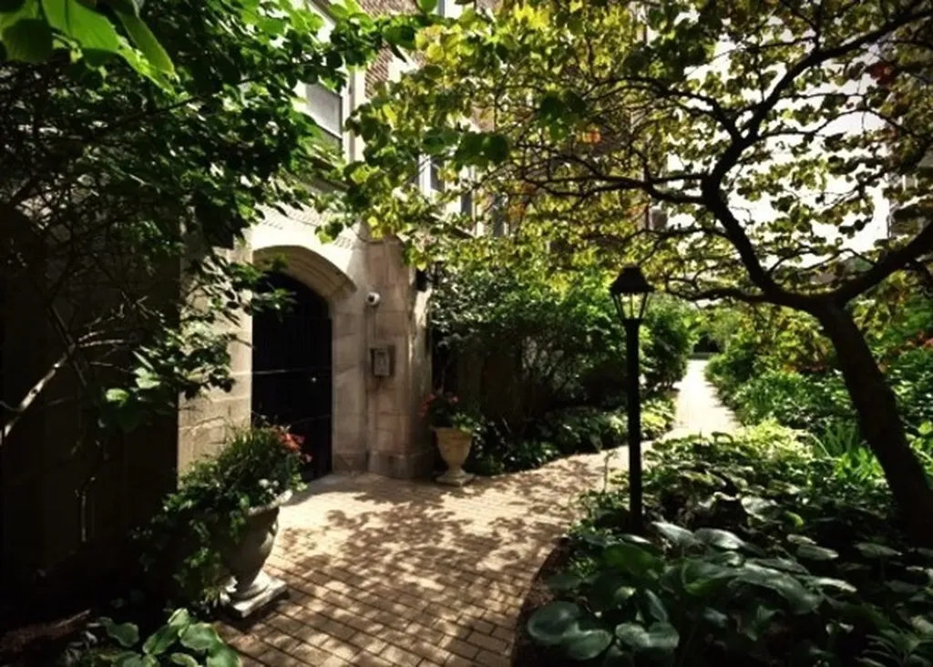 6334 North Sheridan Road Chicago IL 60660