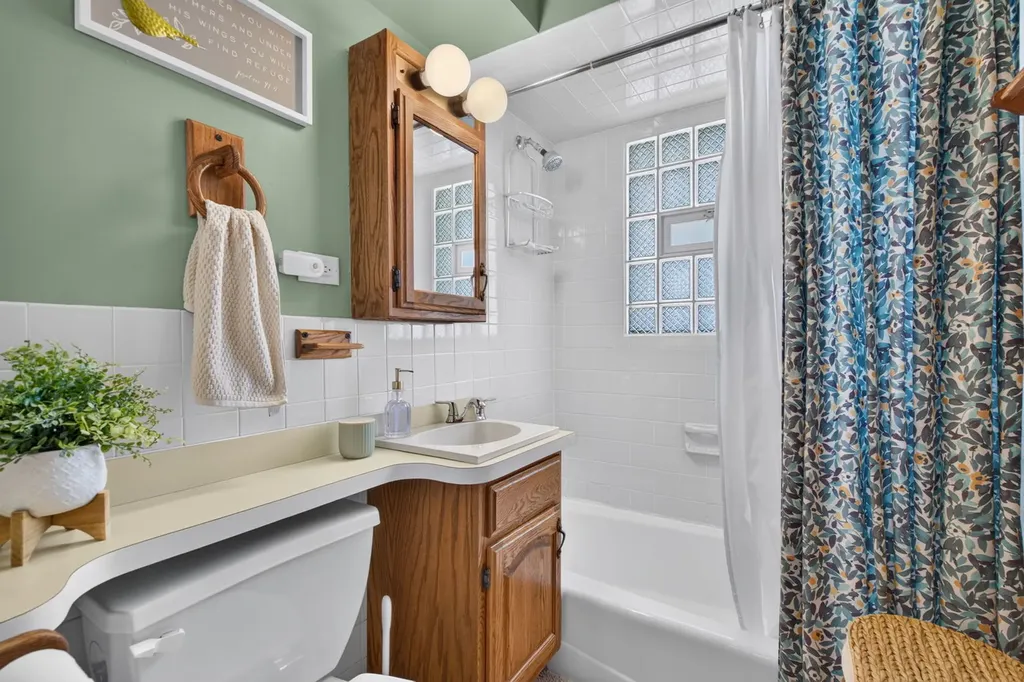 6109 South Neenah Avenue Chicago IL 60638