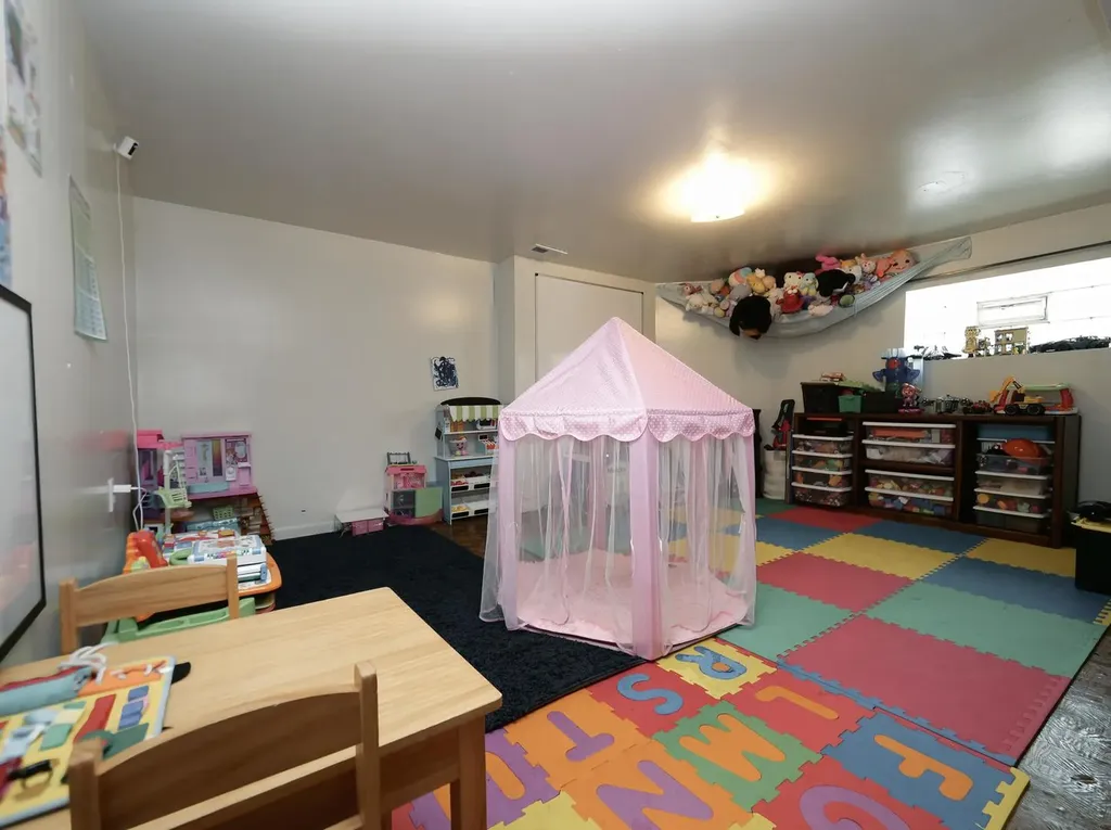 8126 South Chappel Avenue Chicago IL 60617