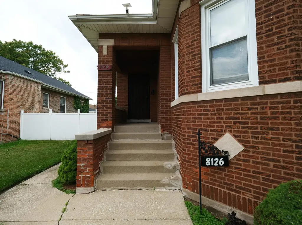 8126 South Chappel Avenue Chicago IL 60617