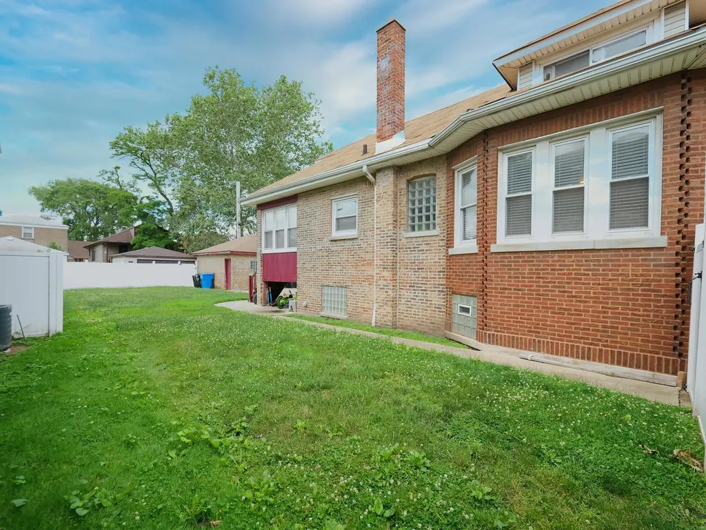 8126 South Chappel Avenue Chicago IL 60617