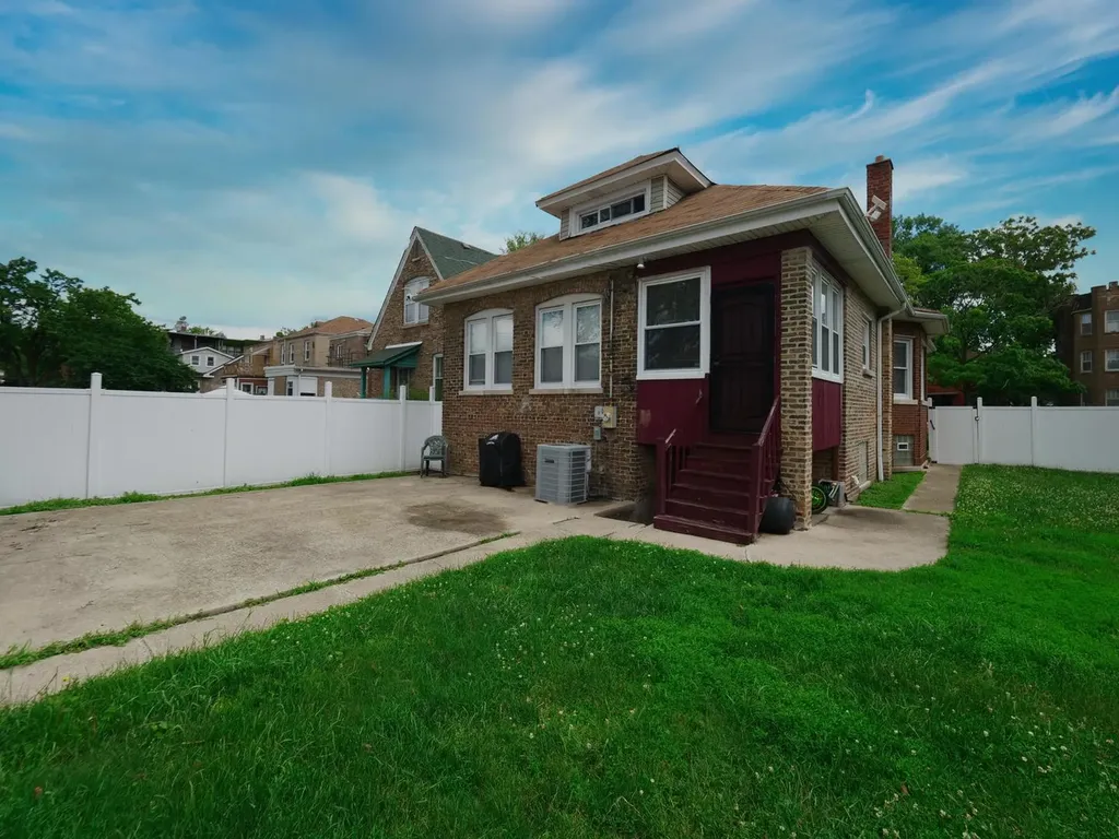 8126 South Chappel Avenue Chicago IL 60617