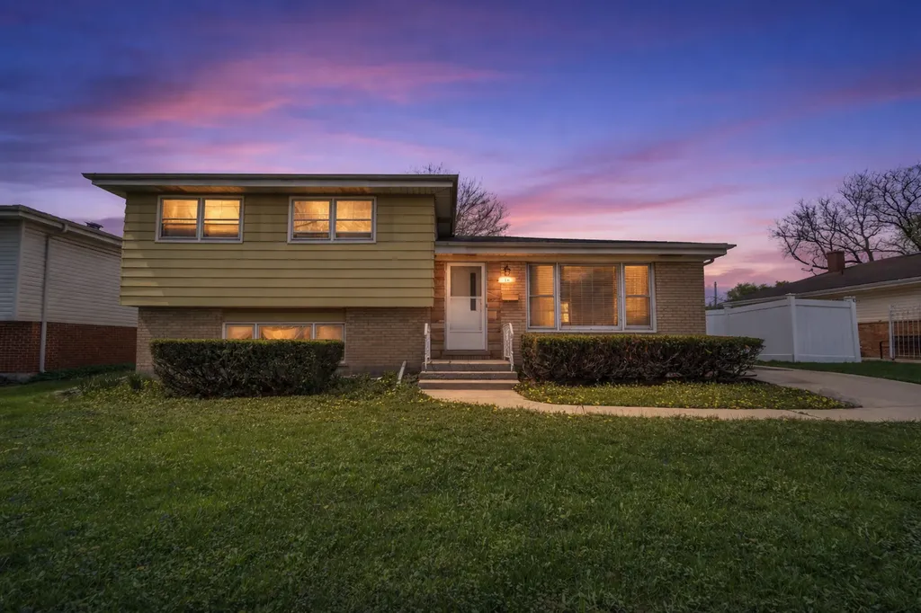 10 North Adams Drive Addison IL 60101