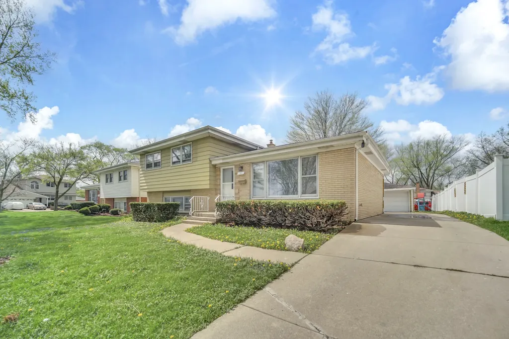 10 North Adams Drive Addison IL 60101