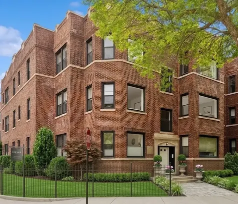 4753 North Beacon Street Chicago IL 60640