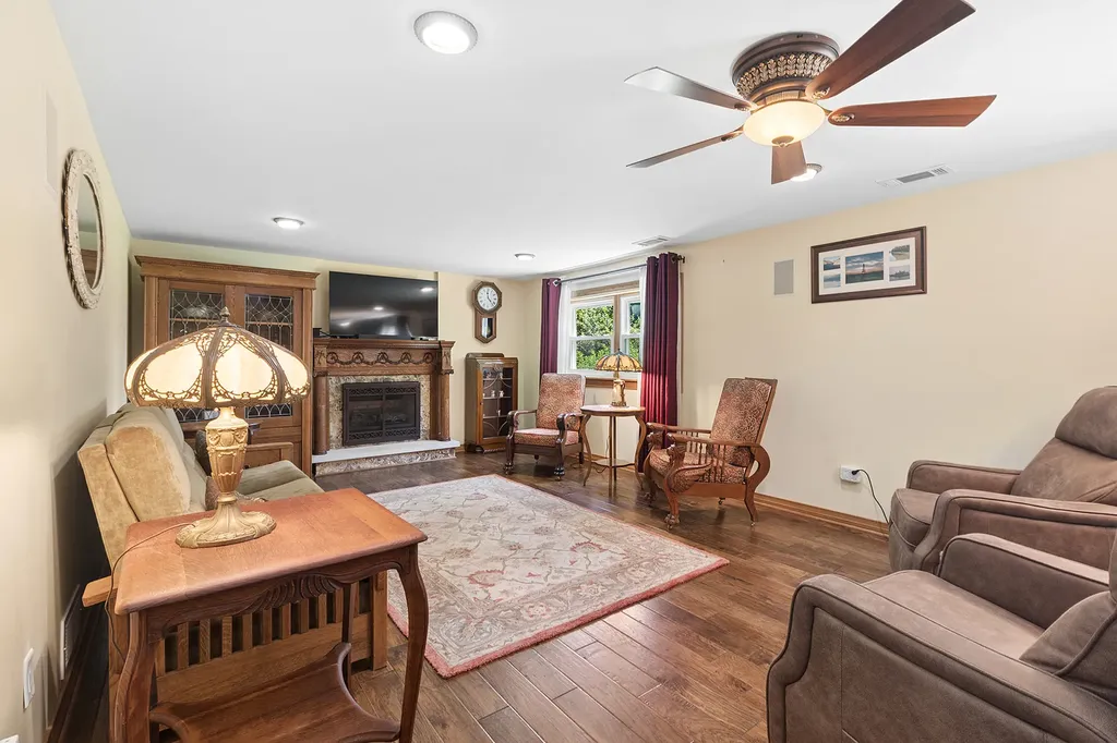 7933 Glen Lane Darien IL 60561