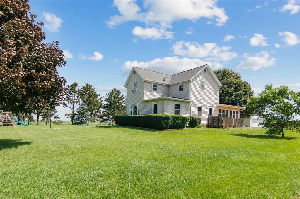 17669 North 2400 Road E Towanda IL 61776