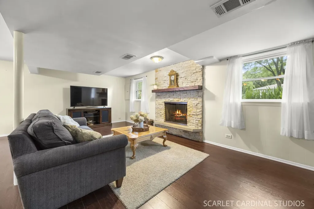 1881 Cambridge Lane Wheaton IL 60189