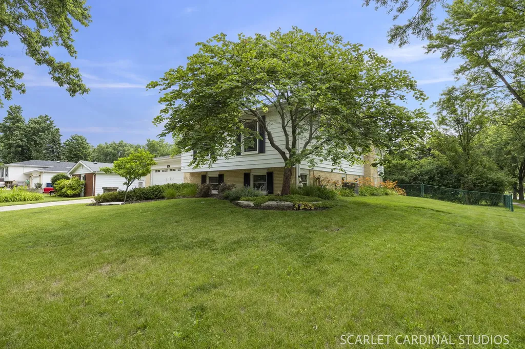1881 Cambridge Lane Wheaton IL 60189