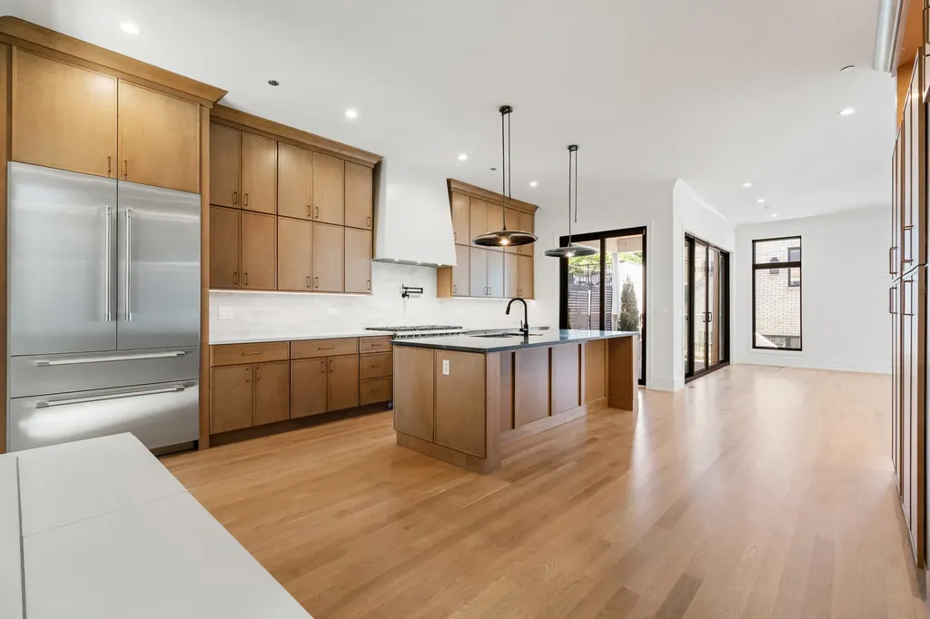 2214 West Oakdale Avenue Chicago IL 60618