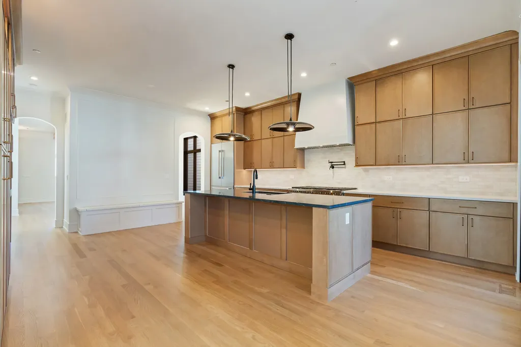2214 West Oakdale Avenue Chicago IL 60618