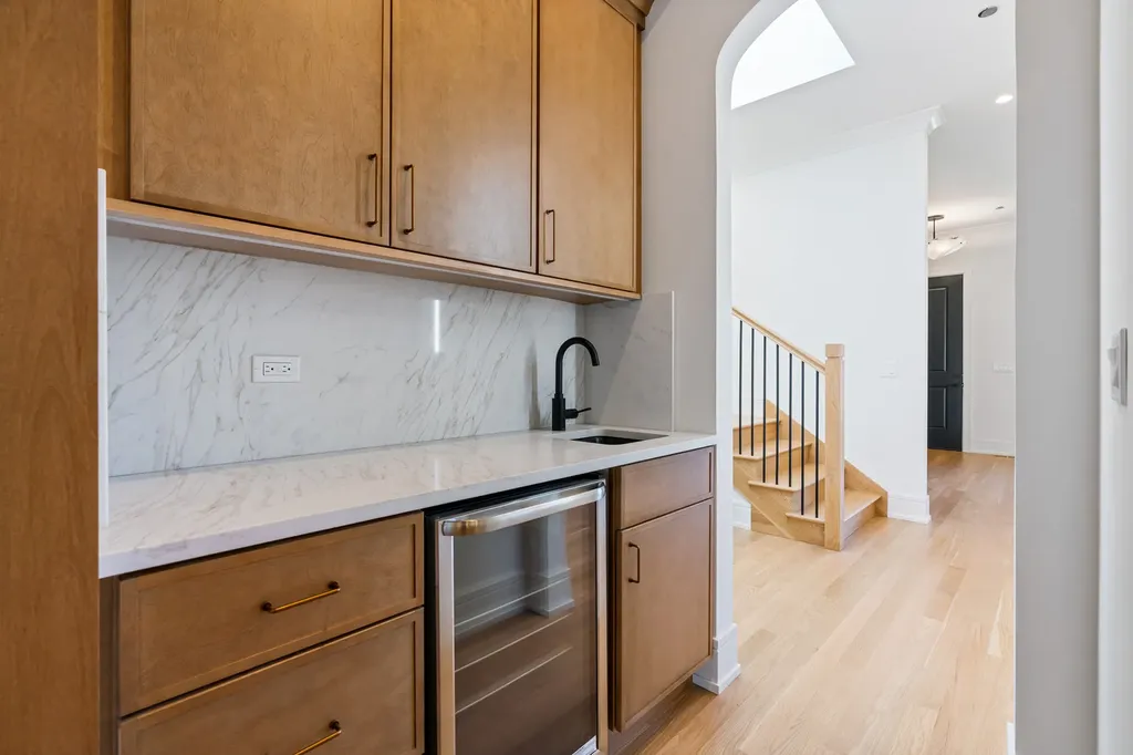 2214 West Oakdale Avenue Chicago IL 60618