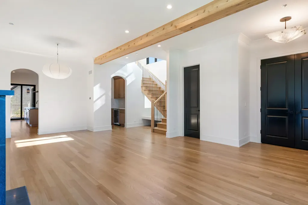2214 West Oakdale Avenue Chicago IL 60618