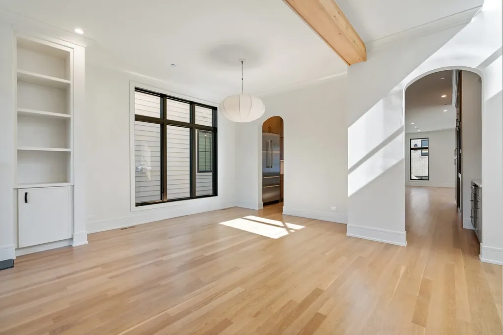 2214 West Oakdale Avenue Chicago IL 60618