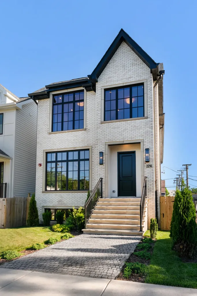 2214 West Oakdale Avenue Chicago IL 60618