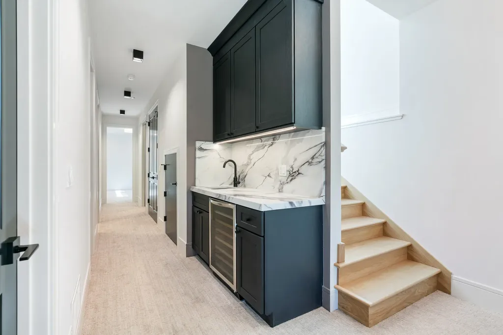 2214 West Oakdale Avenue Chicago IL 60618