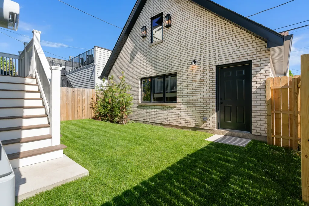 2214 West Oakdale Avenue Chicago IL 60618