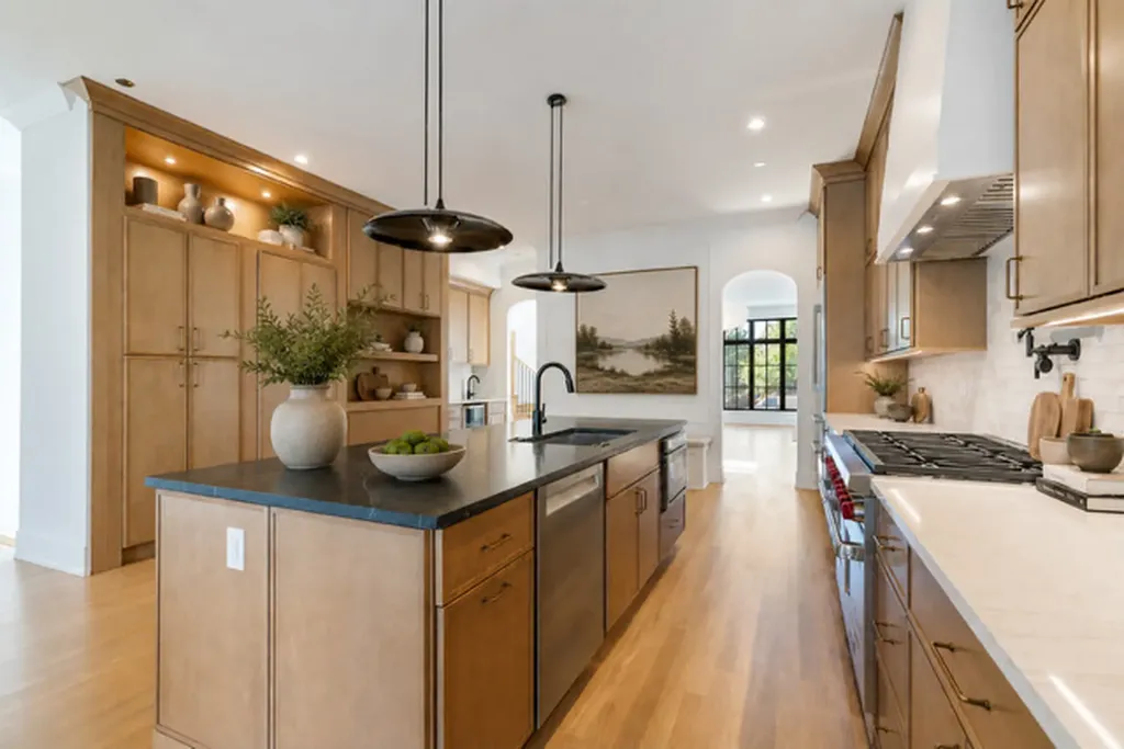 2214 West Oakdale Avenue Chicago IL 60618