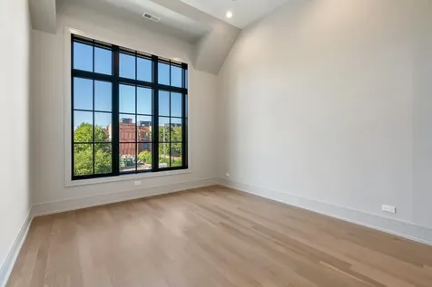 2214 West Oakdale Avenue Chicago IL 60618