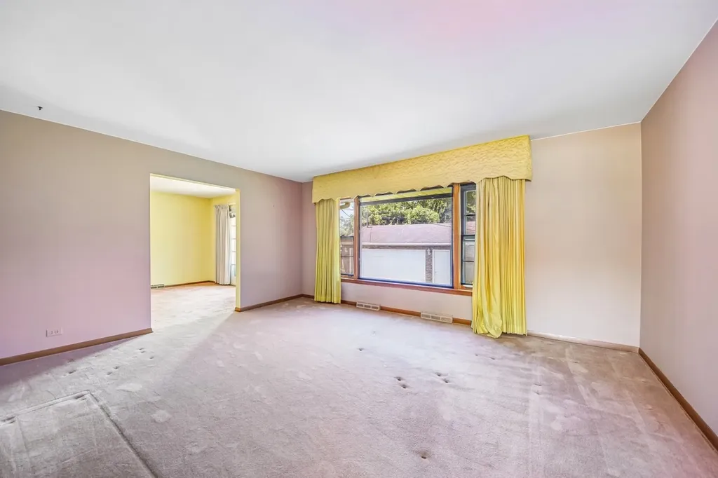 418 Highland Road Willowbrook IL 60527