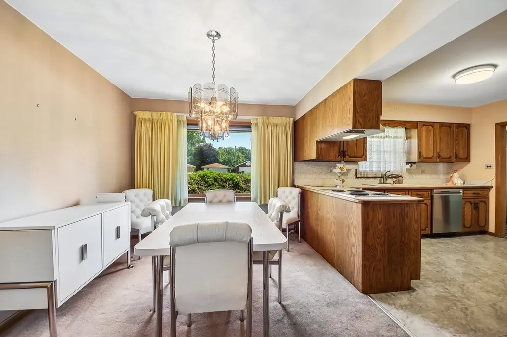 418 Highland Road Willowbrook IL 60527