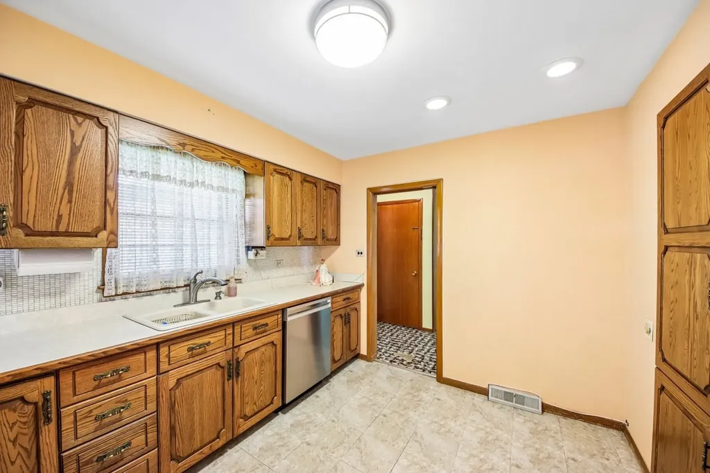 418 Highland Road Willowbrook IL 60527