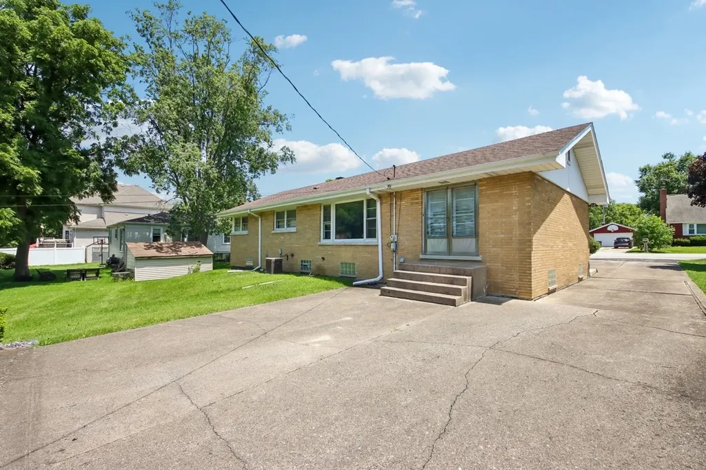 418 Highland Road Willowbrook IL 60527