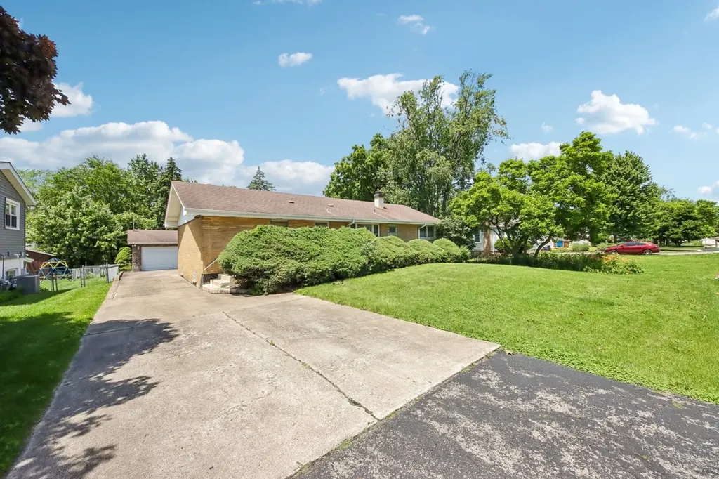 418 Highland Road Willowbrook IL 60527