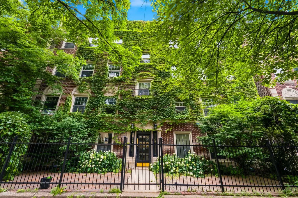6121 North Hoyne Avenue Chicago IL 60659