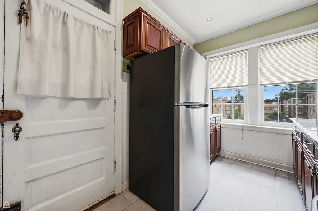 6121 North Hoyne Avenue Chicago IL 60659