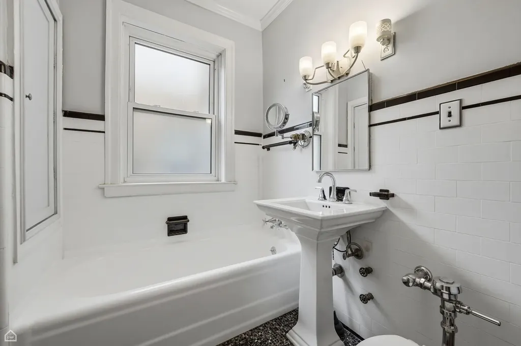 6121 North Hoyne Avenue Chicago IL 60659