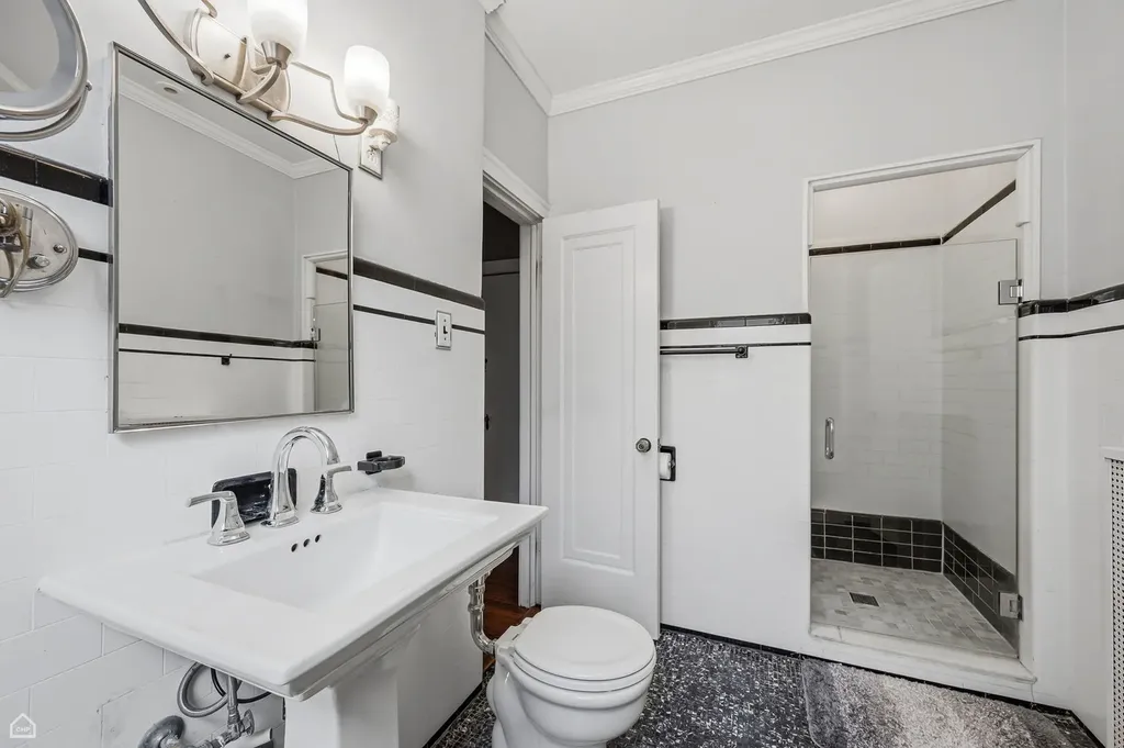 6121 North Hoyne Avenue Chicago IL 60659