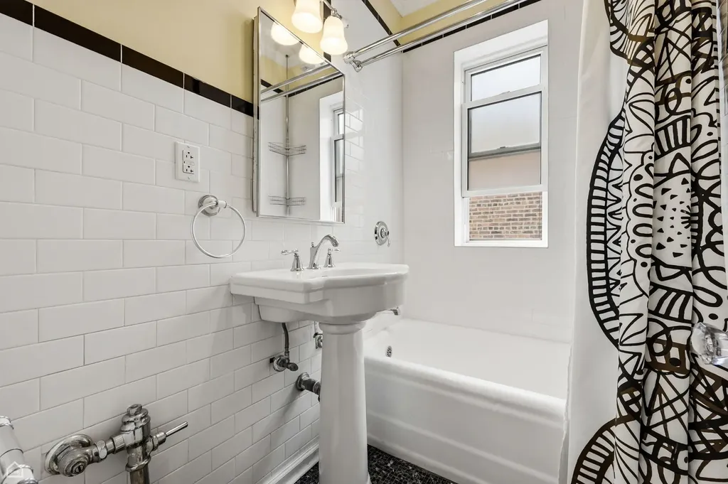 6121 North Hoyne Avenue Chicago IL 60659
