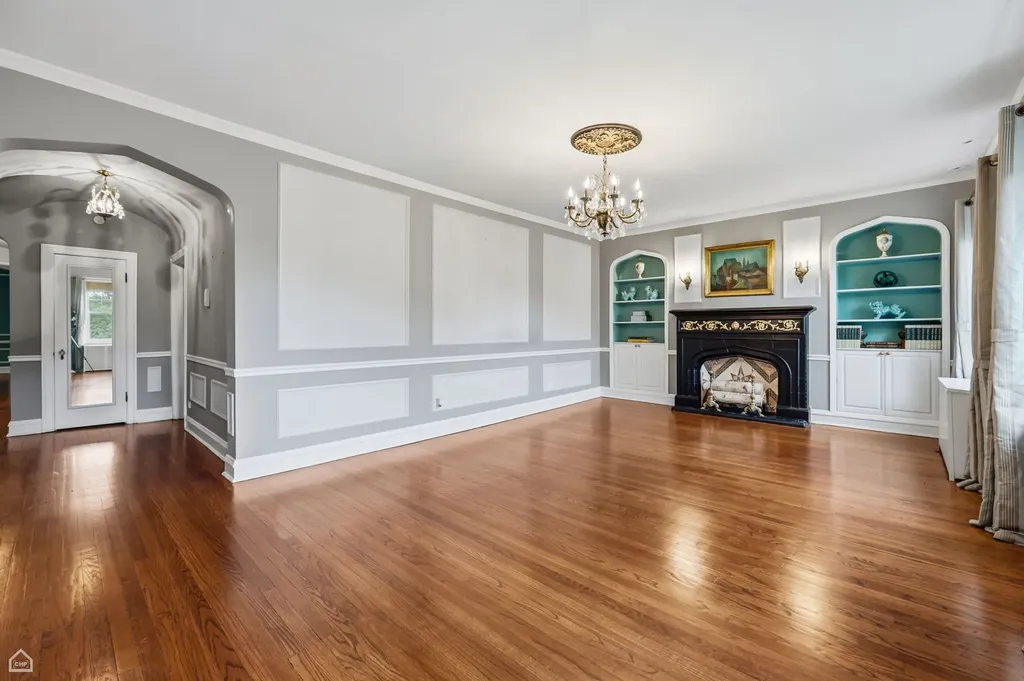 6121 North Hoyne Avenue Chicago IL 60659