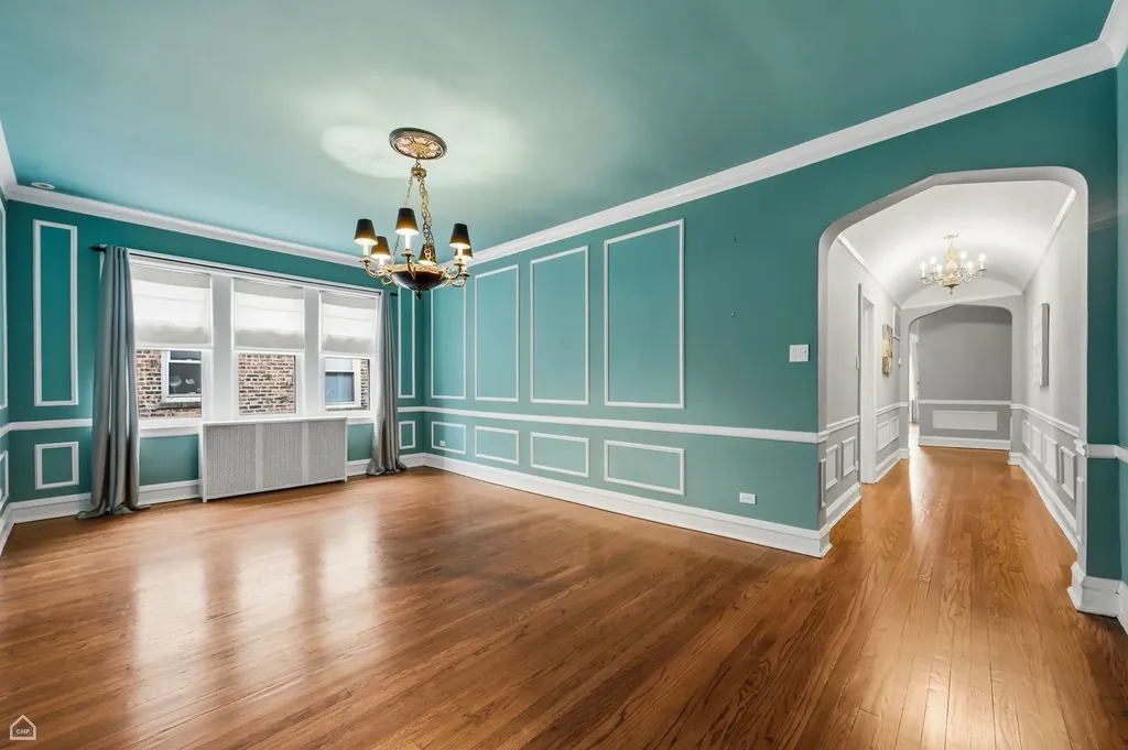 6121 North Hoyne Avenue Chicago IL 60659