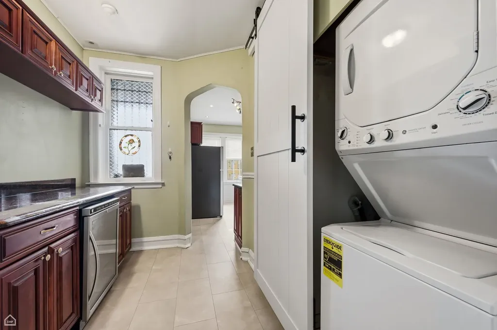 6121 North Hoyne Avenue Chicago IL 60659