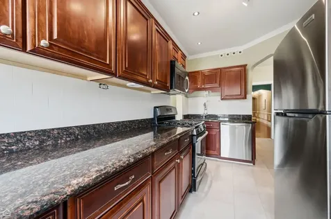 6121 North Hoyne Avenue Chicago IL 60659