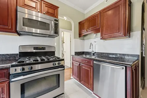 6121 North Hoyne Avenue Chicago IL 60659
