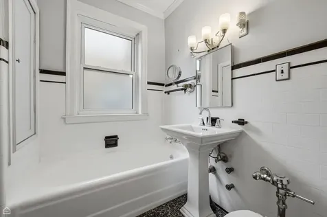 6121 North Hoyne Avenue Chicago IL 60659