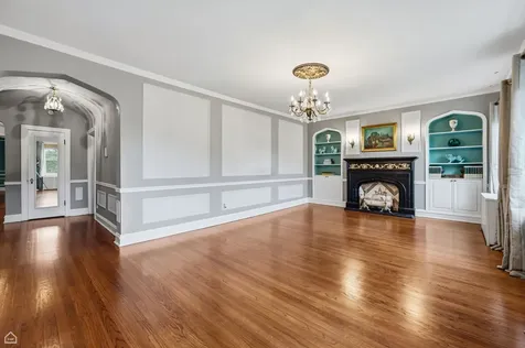6121 North Hoyne Avenue Chicago IL 60659