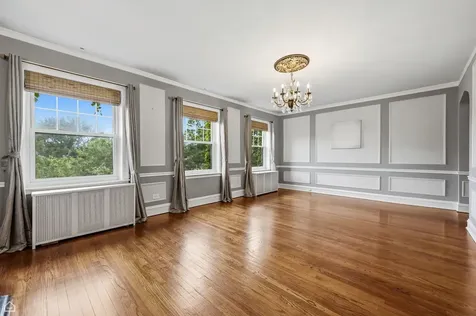 6121 North Hoyne Avenue Chicago IL 60659