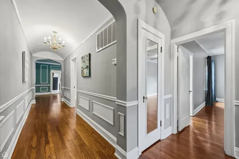 6121 North Hoyne Avenue Chicago IL 60659