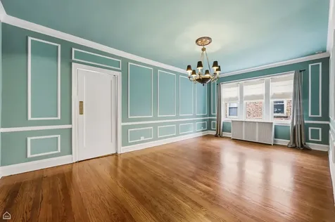 6121 North Hoyne Avenue Chicago IL 60659