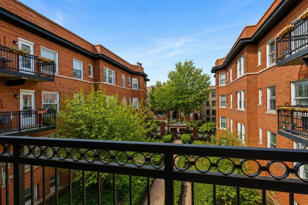 845 West Belle Plaine Avenue Chicago IL 60613