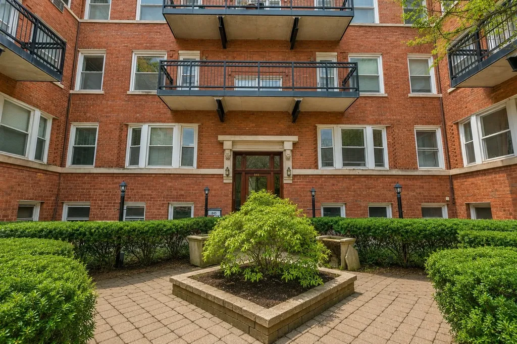 845 West Belle Plaine Avenue Chicago IL 60613
