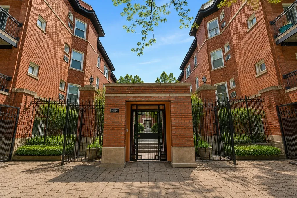 845 West Belle Plaine Avenue Chicago IL 60613
