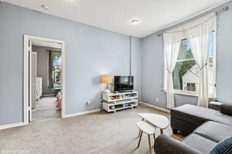 1815 West Henderson Street Chicago IL 60657