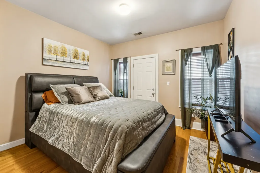 934 West Agatite Avenue Chicago IL 60640